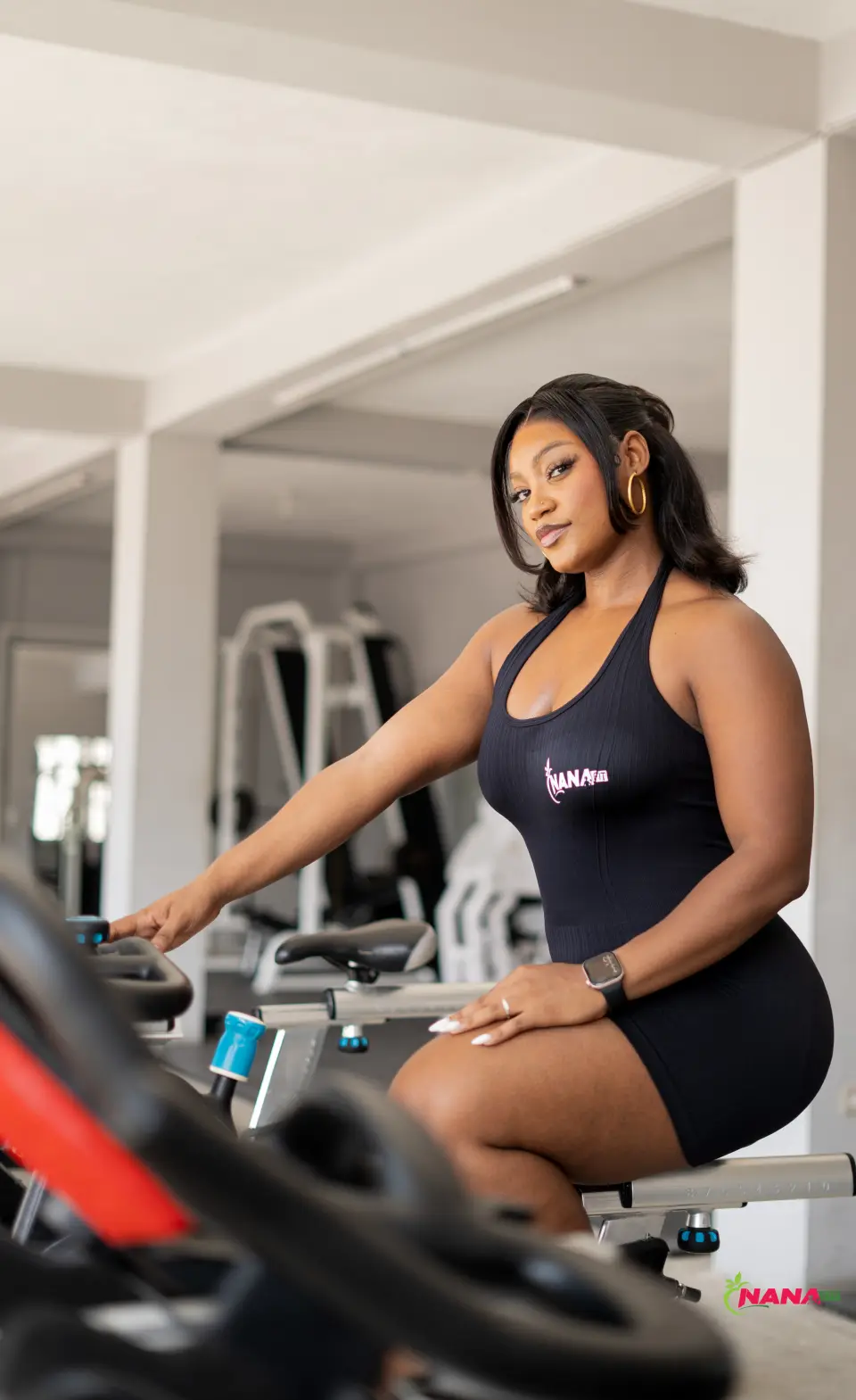 Membre NanaFit sur vélo en salle